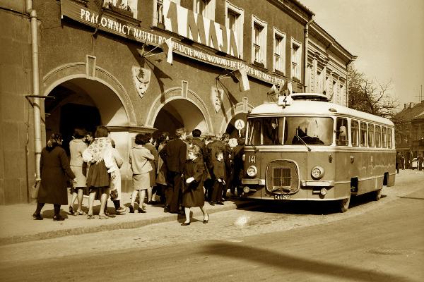 Czerwony autobus ze starej fotografii