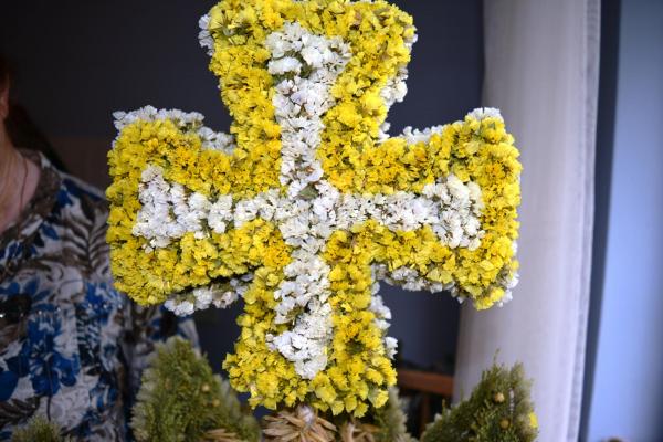 Józefa Bucka tworzy kolejny wieniec dożynkowy - foto Krzysztof Herod