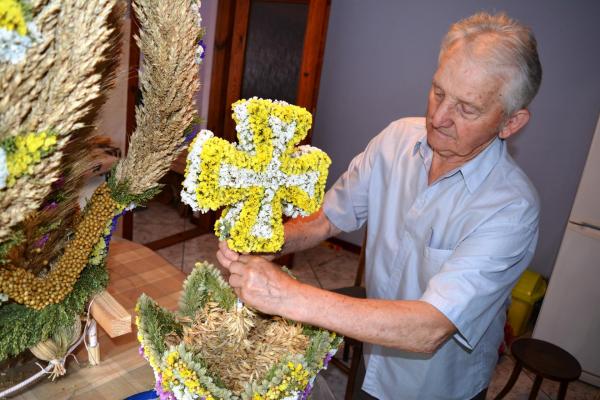 Józefa Bucka tworzy kolejny wieniec dożynkowy - foto Krzysztof Herod