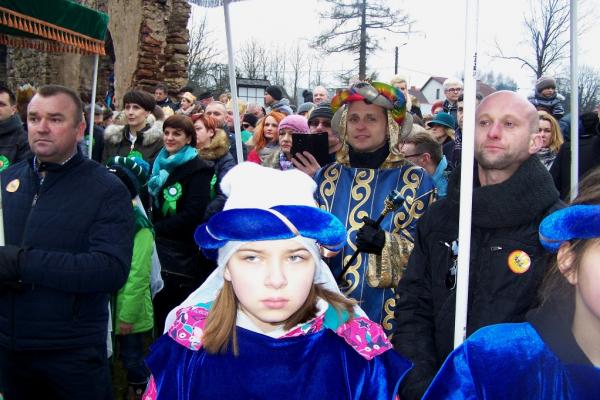 Król Niebieski Kamil Piasecki z darami - foto Krzysztof Herod