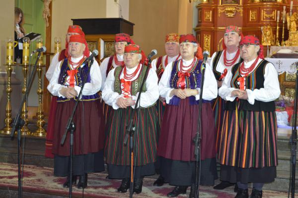 Zespół Pieśni Ludowej z Marzysza w utworze Już Cię żegnam - III miejsce ex aequo w kategorii zespoły ludowe