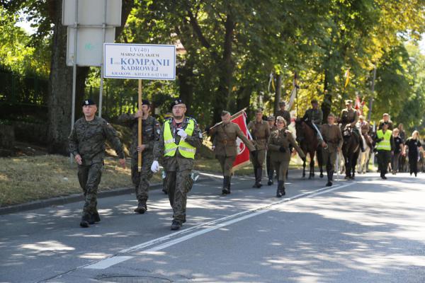 Kadrówka wchodzi do Kielc - foto Radosław Wojcieszek