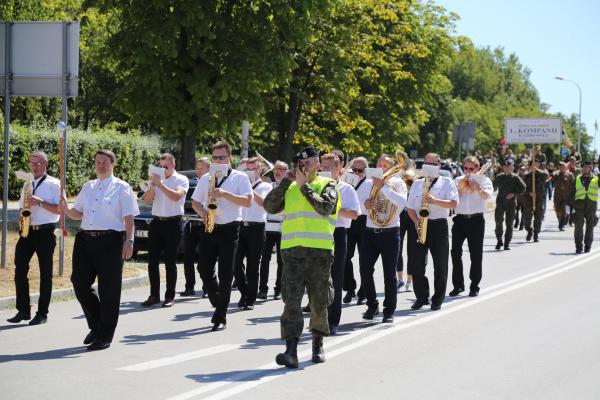 Kadrówka wchodzi do Kielc - foto Radosław Wojcieszek