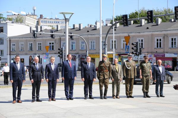 Kadrówka wchodzi do Kielc - foto Radosław Wojcieszek