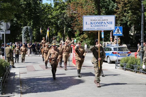 Kadrówka wchodzi do Kielc - foto Radosław Wojcieszek