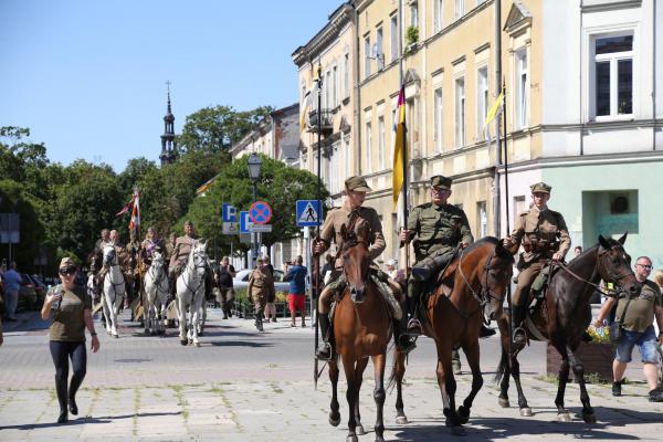 Kadrówka wchodzi do Kielc - foto Radosław Wojcieszek