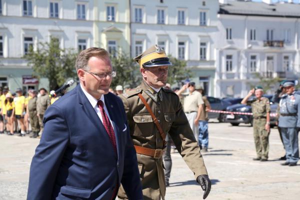 Kadrówka wchodzi do Kielc - foto Radosław Wojcieszek