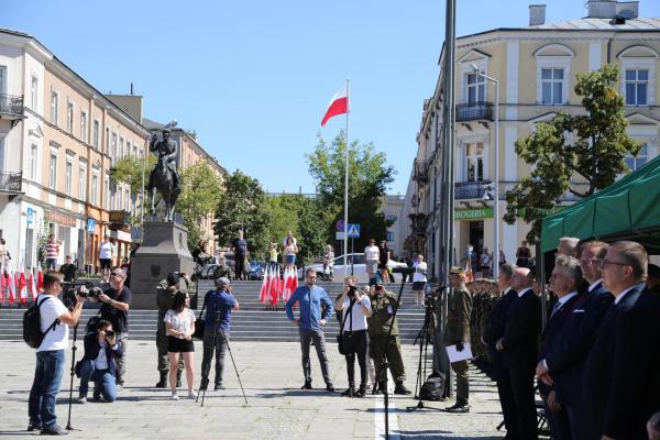 Kadrówka wchodzi do Kielc - foto Radosław Wojcieszek