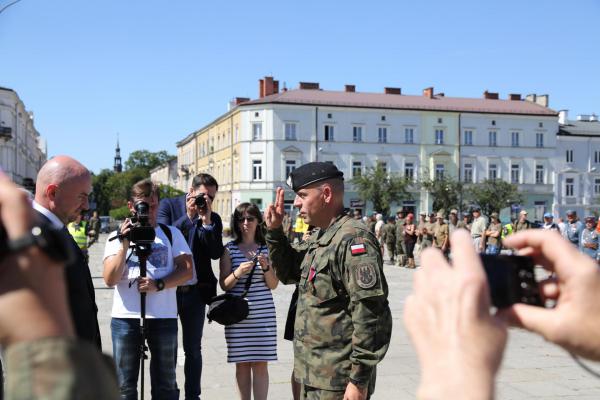 Kadrówka wchodzi do Kielc - foto Radosław Wojcieszek