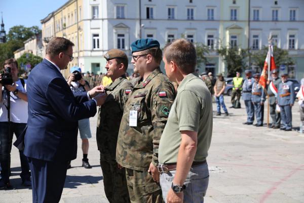 Kadrówka wchodzi do Kielc - foto Radosław Wojcieszek