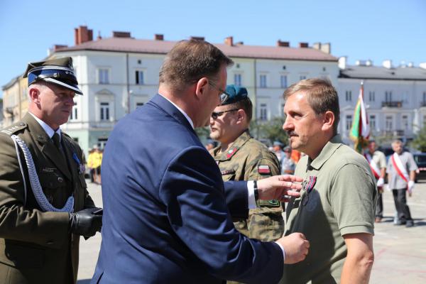 Kadrówka wchodzi do Kielc - foto Radosław Wojcieszek