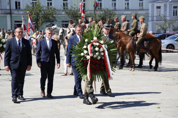 Kadrówka wchodzi do Kielc - foto Radosław Wojcieszek