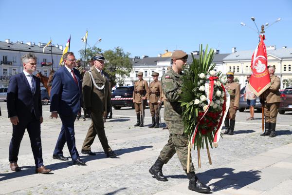 Kadrówka wchodzi do Kielc - foto Radosław Wojcieszek