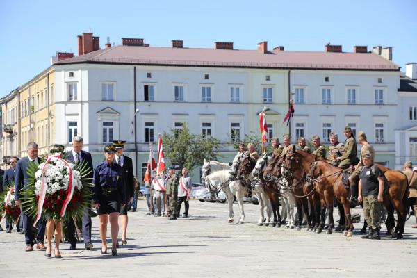 Kadrówka wchodzi do Kielc - foto Radosław Wojcieszek