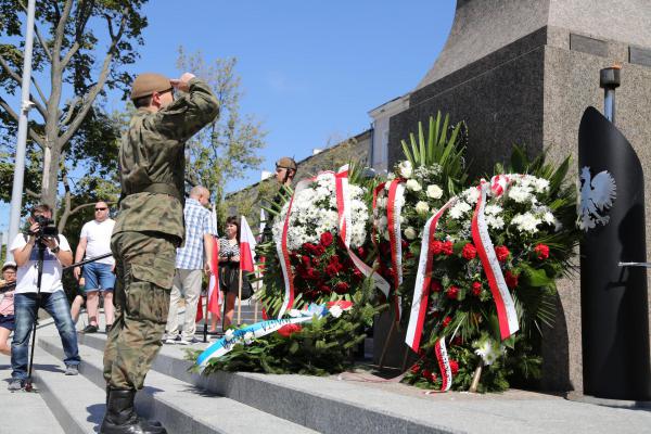 Kadrówka wchodzi do Kielc - foto Radosław Wojcieszek