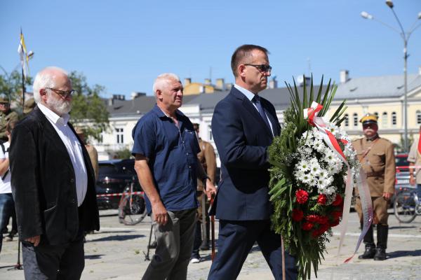 Kadrówka wchodzi do Kielc - foto Radosław Wojcieszek