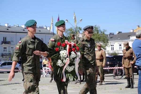 Kadrówka wchodzi do Kielc - foto Radosław Wojcieszek