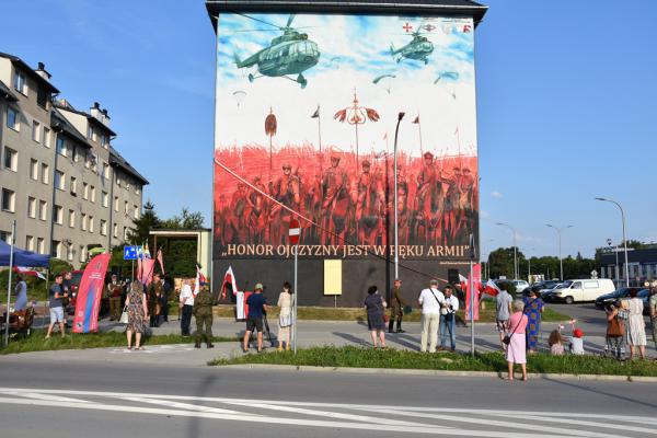 Odsłonięcie muralu HONOR OJCZYZNY JEST W RĘKU ARMII w Kielcach - foto Krzysztof Herod