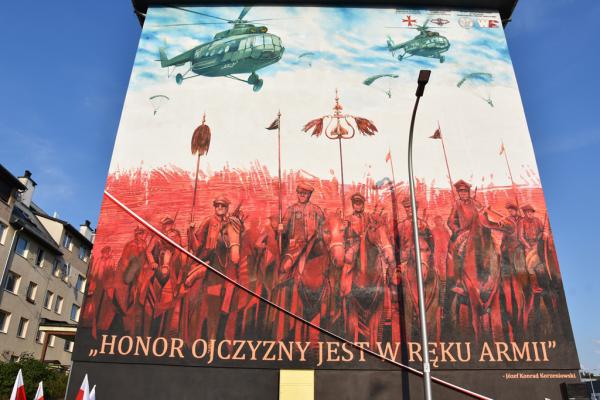 Odsłonięcie muralu HONOR OJCZYZNY JEST W RĘKU ARMII w Kielcach - foto Krzysztof Herod