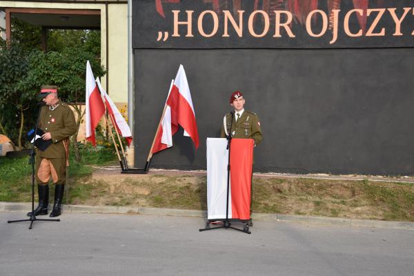 Odsłonięcie muralu HONOR OJCZYZNY JEST W RĘKU ARMII w Kielcach - foto Krzysztof Herod