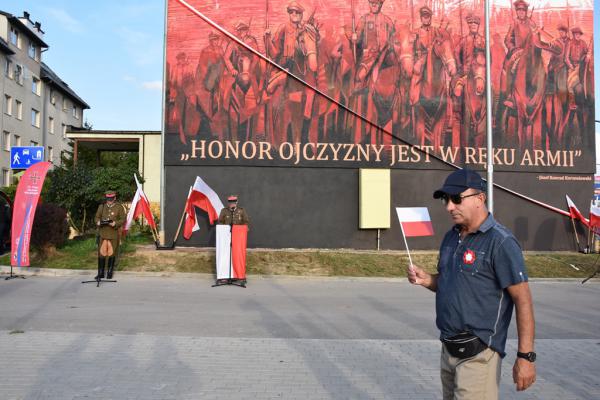 Odsłonięcie muralu HONOR OJCZYZNY JEST W RĘKU ARMII w Kielcach - foto Krzysztof Herod