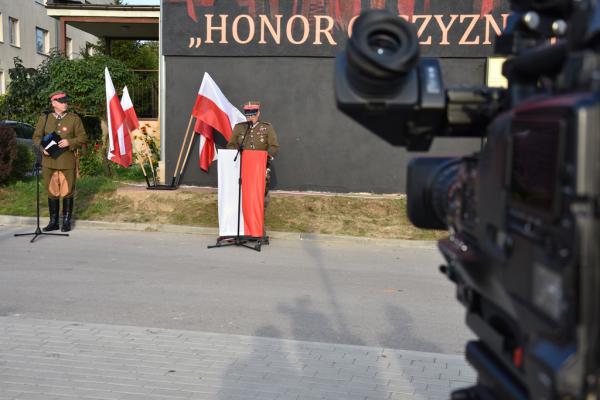 Odsłonięcie muralu HONOR OJCZYZNY JEST W RĘKU ARMII w Kielcach - foto Krzysztof Herod