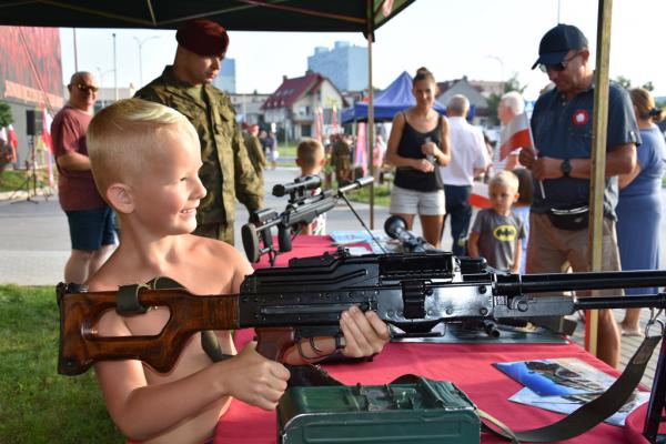 Odsłonięcie muralu HONOR OJCZYZNY JEST W RĘKU ARMII w Kielcach - foto Krzysztof Herod