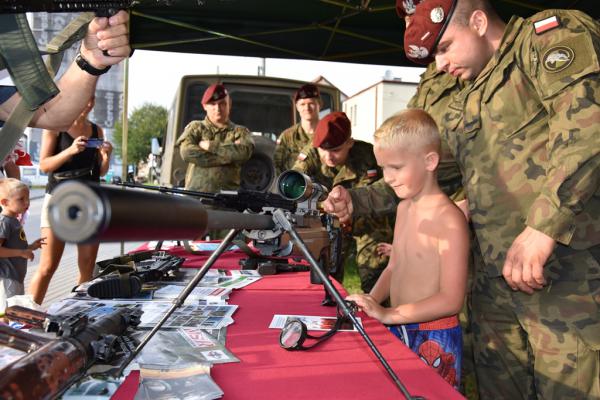 Odsłonięcie muralu HONOR OJCZYZNY JEST W RĘKU ARMII w Kielcach - foto Krzysztof Herod