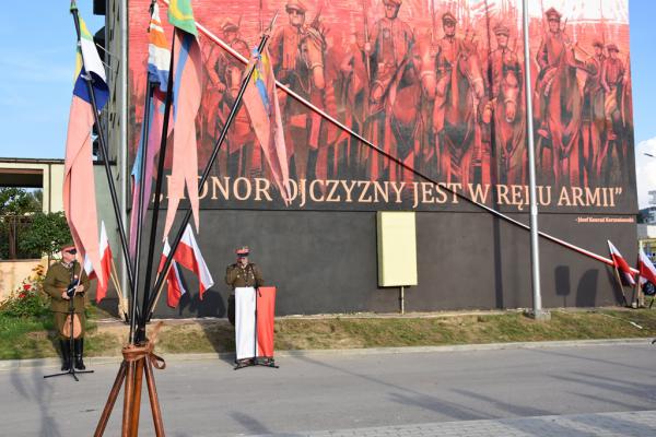 Odsłonięcie muralu HONOR OJCZYZNY JEST W RĘKU ARMII w Kielcach - foto Krzysztof Herod