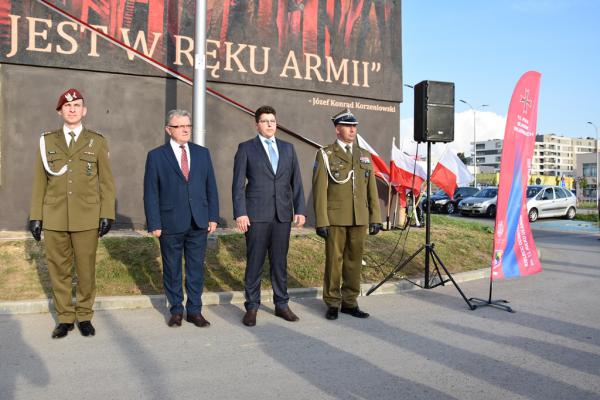 Odsłonięcie muralu HONOR OJCZYZNY JEST W RĘKU ARMII w Kielcach - foto Krzysztof Herod