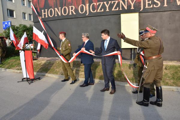 Odsłonięcie muralu HONOR OJCZYZNY JEST W RĘKU ARMII w Kielcach - foto Krzysztof Herod