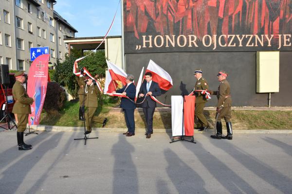 Odsłonięcie muralu HONOR OJCZYZNY JEST W RĘKU ARMII w Kielcach - foto Krzysztof Herod