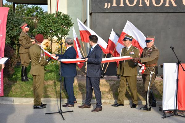 Odsłonięcie muralu HONOR OJCZYZNY JEST W RĘKU ARMII w Kielcach - foto Krzysztof Herod