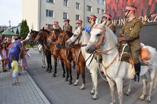 Odsłonięcie muralu HONOR OJCZYZNY JEST W RĘKU ARMII w Kielcach - foto Krzysztof Herod