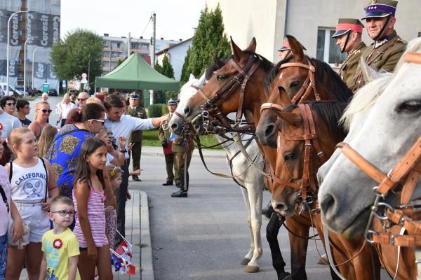 Odsłonięcie muralu HONOR OJCZYZNY JEST W RĘKU ARMII w Kielcach - foto Krzysztof Herod