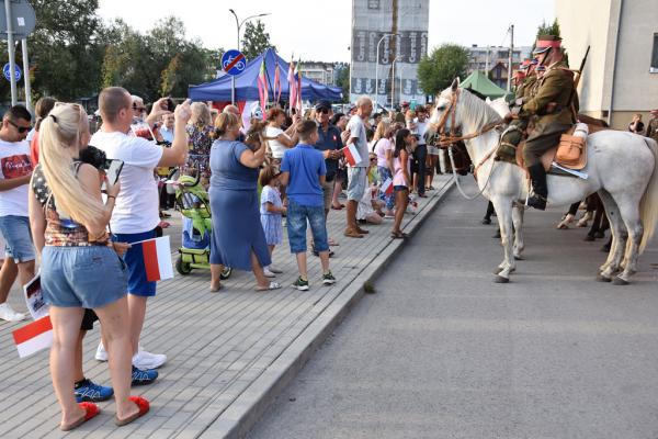 Odsłonięcie muralu HONOR OJCZYZNY JEST W RĘKU ARMII w Kielcach - foto Krzysztof Herod