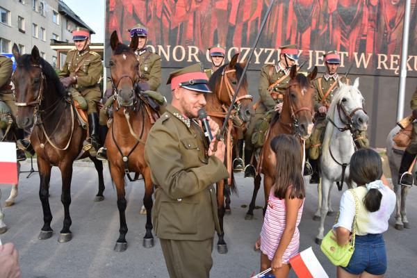 Odsłonięcie muralu HONOR OJCZYZNY JEST W RĘKU ARMII w Kielcach - foto Krzysztof Herod