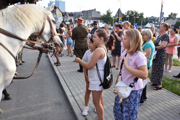 Odsłonięcie muralu HONOR OJCZYZNY JEST W RĘKU ARMII w Kielcach - foto Krzysztof Herod