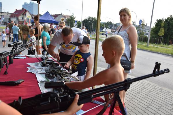 Odsłonięcie muralu HONOR OJCZYZNY JEST W RĘKU ARMII w Kielcach - foto Krzysztof Herod