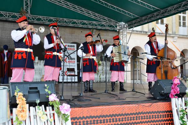 Koncert Laureatów 45. Buskich Spotkań z Folklorem w WDK - foto Krzysztof Herod