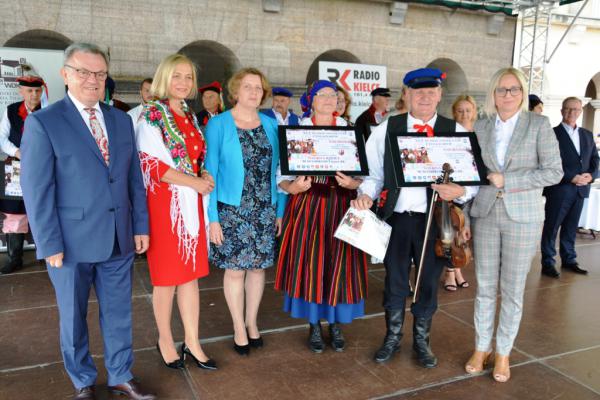 Zwycięzcy 45. Buskich Spotkań Folklorem - foto Krzysztof Herod