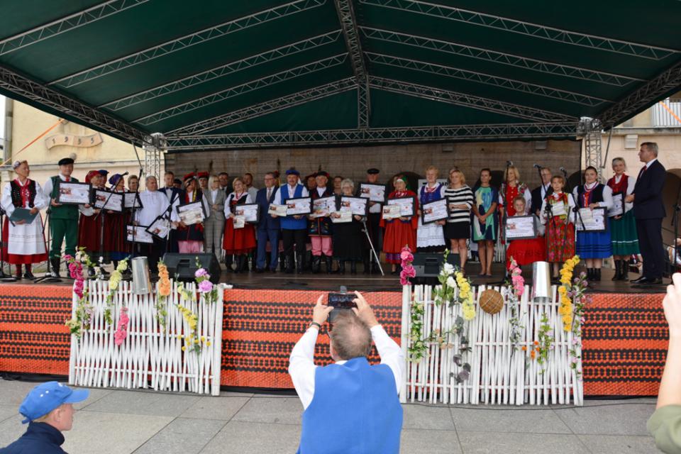 Wręczenie nagród laureatom 45. Buskich Spotkań z Folklorem