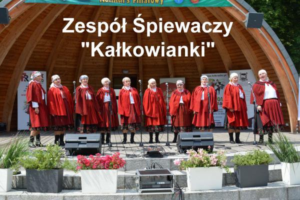 Zespół Śpiewaczy KAŁKOWIANKI - Wszystkie się pola zazieleniły, A pod moim małym okieneckiem - Portal Informacji Kulturalnej