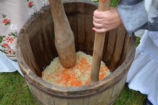 Pokaz kiszenia  kapusty w beczce w wykonaniu KGW Występy - Fot. Agnieszka Markiton