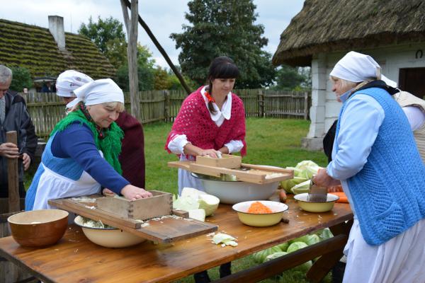 Pokaz kiszenia  kapusty w beczce w wykonaniu KGW Występy - Fot. Agnieszka Markiton