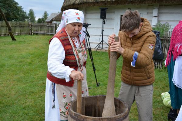 Pokaz kiszenia  kapusty w beczce w wykonaniu KGW Występy - Fot. Agnieszka Markiton