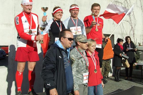 8. Bieg Niepodległości - nagrodzeni w kat. najlepszy strój biegowy - Fot. Krzysztof Herod