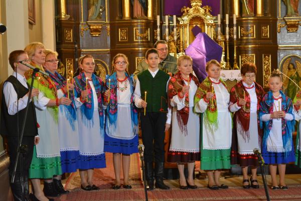 Ks. kanonik Franciszek Berak i Zespół Ludowy Mokrzaneczki ze Stąporkowa - Fot. Agnieszka Markiton