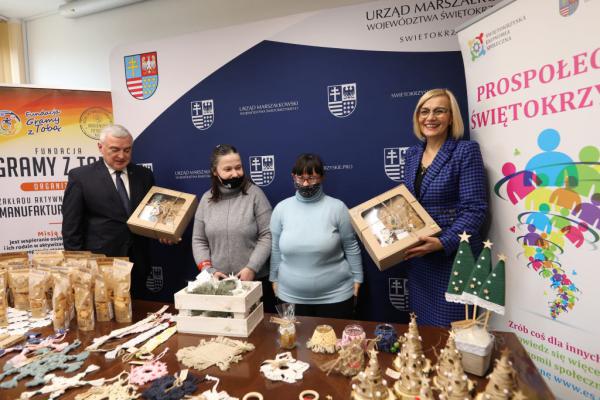 Rozpoczął się tegoroczny Świąteczny Kiermasz Ekonomii Społecznej. - Fot.: Urząd Marszałkowski w Kielcach