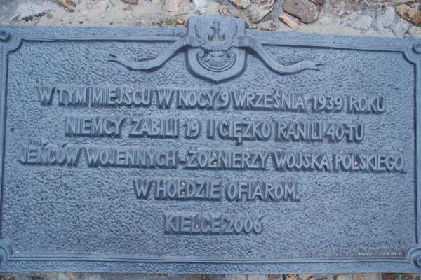 Kielce - ul. Zamkowa - Tablica poświęcona jeńcom zamordowanym 9 września 1939 r. - Fot. Agnieszka Markiton